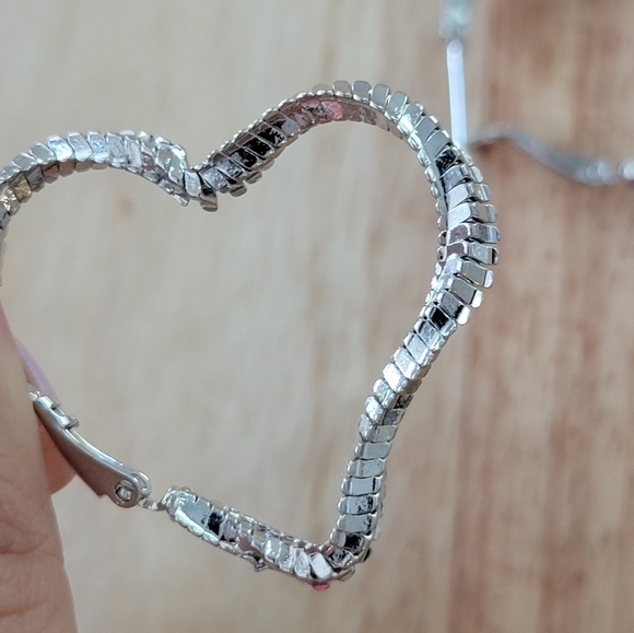 18k White Gold Plated Twisted Heart Earrings NEW - Picture 3 of 5